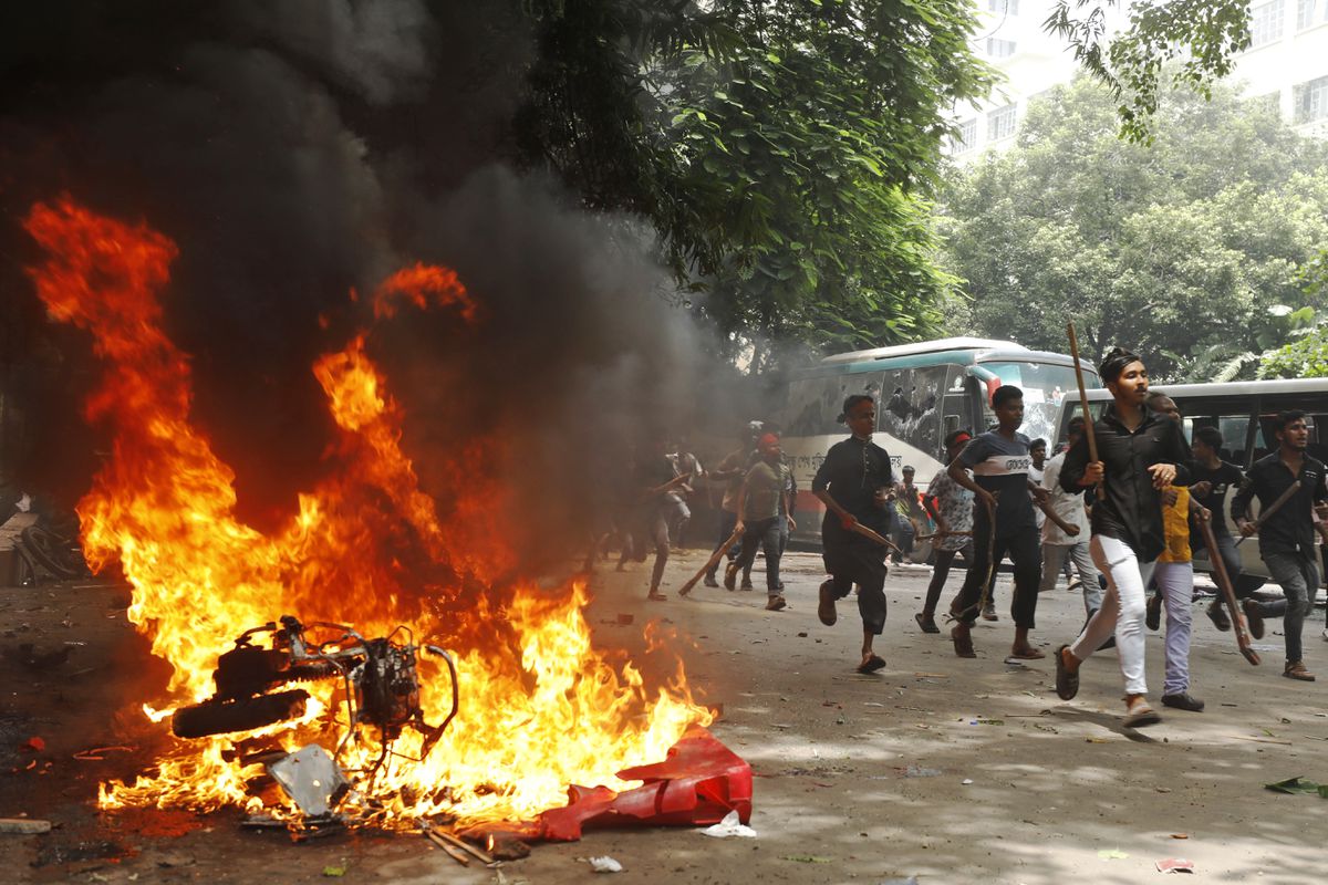 バングラデシュで首相辞任求めるデモ相次ぎ死者３００人　問われる民主主義と治安維持