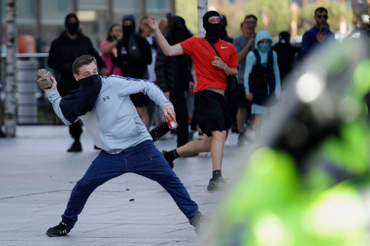 英各地で極右の暴動続く　警察「粗暴なチンピラ」と批判、ネオナチらの関与確認