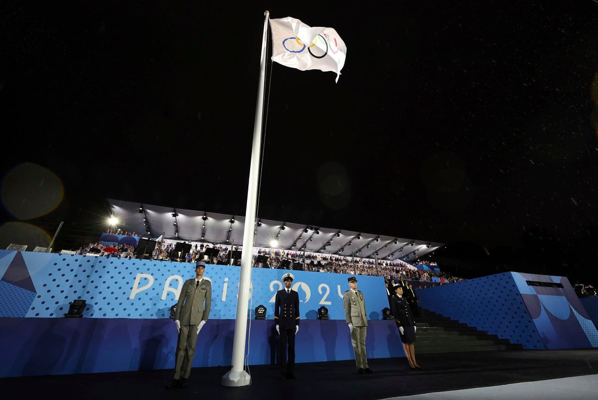 パリ五輪開会式の五輪旗の掲揚で〝ミス〟　上下逆に「恥ずかしい瞬間生み出した」