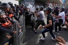 ベネズエラ　マドゥロ大統領「勝利」に抗議デモ拡大　死者２人　ロシアとキューバは祝意