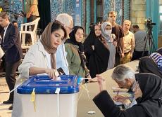 イラン大統領選投票、３人の混戦に　過半数獲得者いなければ決選投票