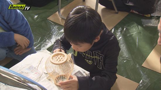 小学生が伝統工芸・駿河竹千筋細工の行燈制作に挑戦・静岡市