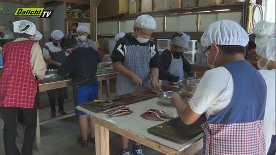 小学生が地元の水産加工会社で“干物作り”体験（静岡・下田市）