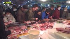 焼津市の焼津さかなセンターでは年の瀬や正月用に魚などを買い求めに来た客でにぎわう