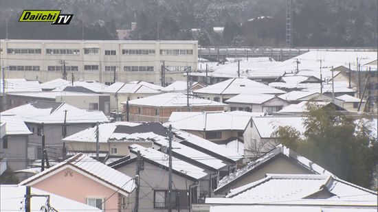南岸低気圧の影響で５日から静岡県東部などで雪が降り　一夜明け、御殿場市内では銀世界が広がっています