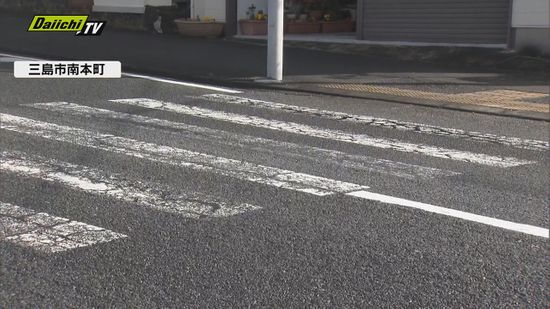 三島市の県道で軽自動車が横断歩道を渡っていた女性をはね、女性は重体