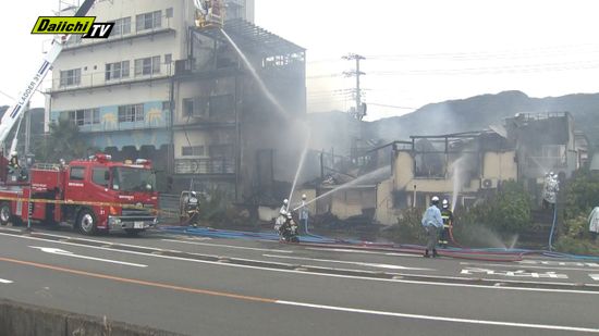 【速報】鮮魚店など２棟焼く火事で消火活動中…現時点で逃げ遅れなどの情報なし（静岡・伊東市１０日午前）