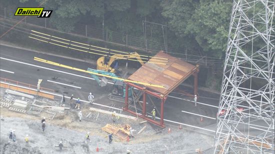 大型クレーン車が県道落石防護柵や電線に衝突して立ち往生…７時間に渡って現場付近は通行止めに（静岡市葵区）