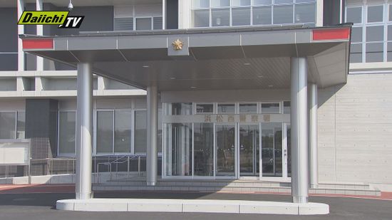 バイパス逆走か　軽乗用車がトラックと衝突　運転していた女性重体に（静岡）