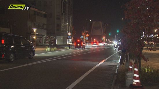 東静岡駅近くで歩行者２人が車にはねられ１人死亡１人重傷