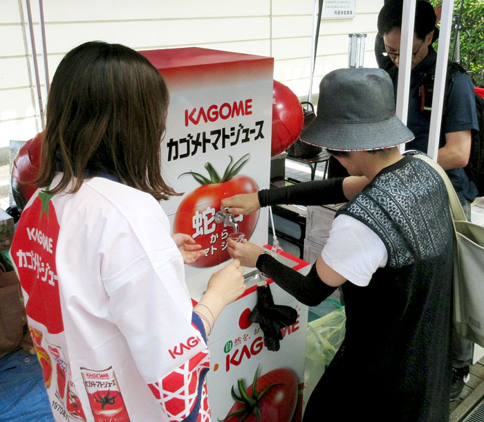 「蛇口からトマトジュース」に行列 名古屋老舗商店街でトマト祭り