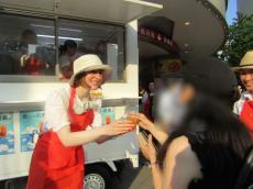 猛暑日にアイスティーソーダ無料配布　東京・有楽町で日本紅茶協会認定・ティーインストラクターが手づくりで提供