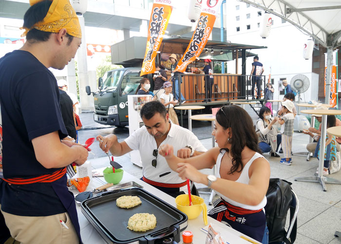 本番は来年！ 万博前にお好み焼PR オタフクソース