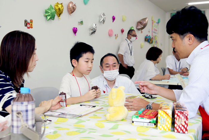 「こどもバイヤー」熱心に商談 旭食品が職業体験会