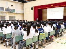 びん詰でSDGs推進 桃屋が中学校で特別授業 「桃屋給食」も