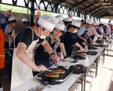 両国駅“幻”の3番線でお好み焼づくりに挑戦 オタフクソース