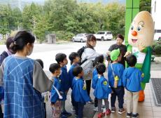 真誠「胡麻の郷」に地元児童招待 館内見学やごますり体験