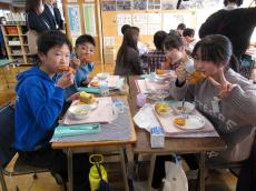 「ファミチキ」で子どもたちに笑顔 狭山市小中学校の給食に無償提供 食材高騰で地域支援にも