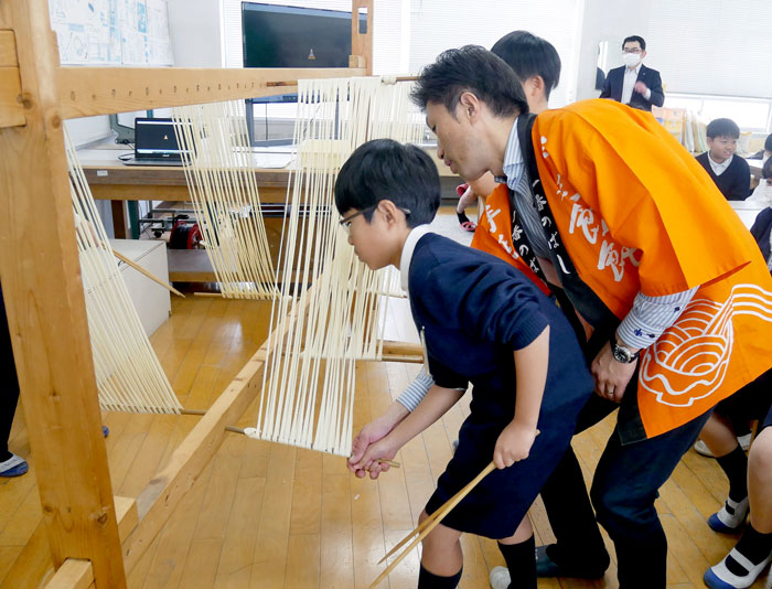 延びる麺に驚き 日本アクセスが乾物授業