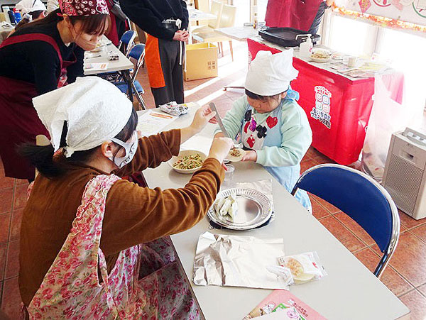 旧正月に食育講座 隆祥房が親子手作り餃子教室を開催