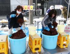 みそ盛り放題」に長蛇の列 佐藤醸造が直売所4周年イベント｜Infoseek