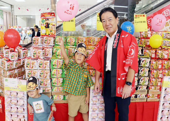 明星 チャルメラ」60周年 豊留社長が対面販売 「原点のブランドを大切