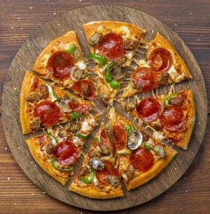 ドミノ・ピザが「タネも仕掛けも裏技の余地もなくシンプルに値下げ」　第1弾はロングセラー商品をお持ち帰り限定600円で販売