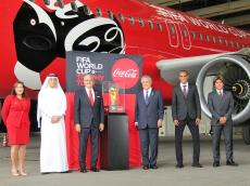 W杯トロフィーが上陸　コカ・コーラ「FIFA ワールドカップ カタール 2022」に向けてセレモニー開催