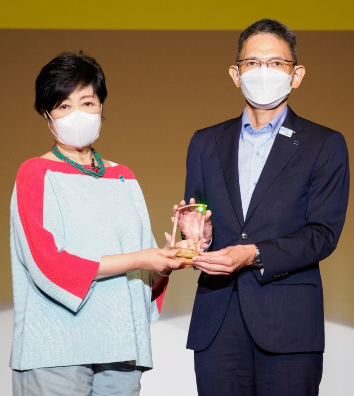 アサヒ飲料「工場見学」WEBサイトで小池都知事から表彰　東京都「こどもスマイル大賞」体験してみたい部門を受賞