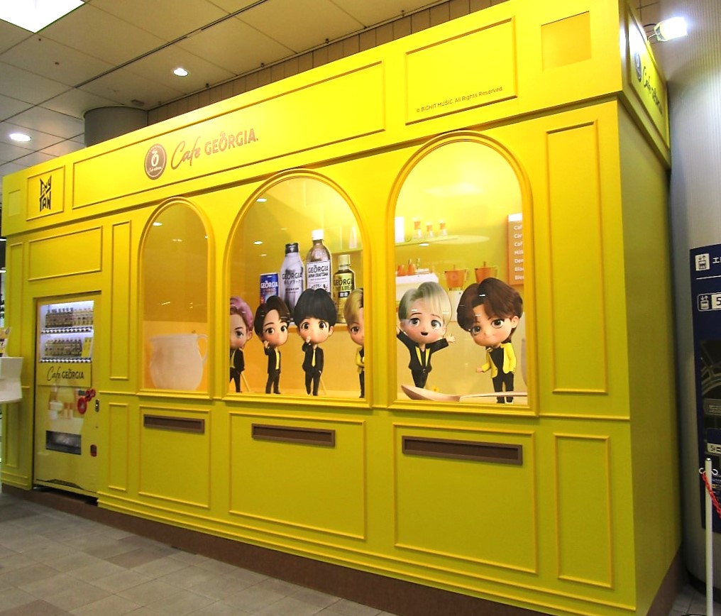 BTSキャラクター「TinyTAN」自販機が登場　渋谷でイベント　デザインボトル先行販売し「当たり」でスペシャルアイテムもらえる