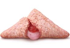 マクドナルド「三角チョコパイ よくばりいちご」9日から期間限定販売　パッケージに食べかすがついた「腹ペコグマ」をデザイン
