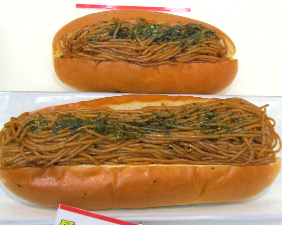 ローソン価格据え置きで「こだわりの焼きそばパン」の重量を約47
