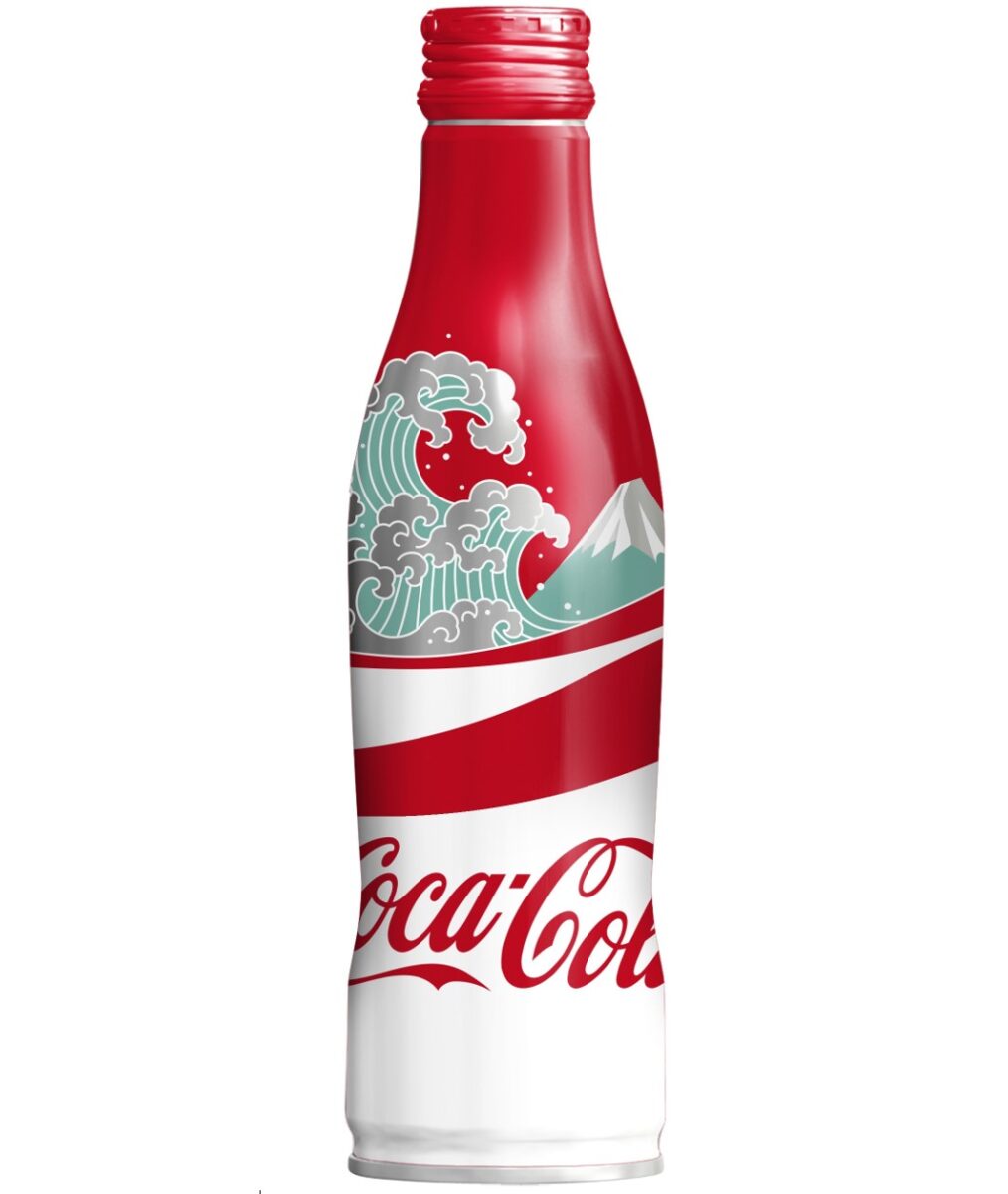 コカ・コーラから富士山と波をあしらった和柄デザインのスリムボトル登場
