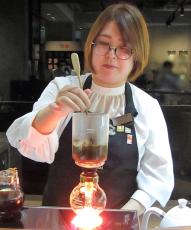 進化するサイフォンコーヒー　世界大会に挑むUCC中井千香子さんがその魅力を語る