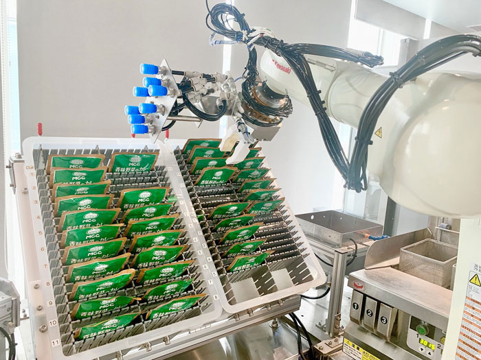 厨房作業にロボット活用へ実証実験 MCCが業務用カレー提供