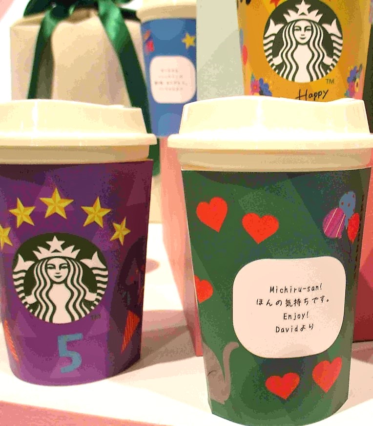 スターバックスで新ギフトサービス開始　好みのデザインにカスタムした紙製カバーをカップに取りつけコーヒーを贈る　ネスレ日本