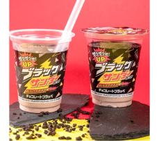 「ブラックサンダーチョコレートフラッペ」数量限定発売 クッキー増量 硬さや大きさも変更し「さらなるイナズマ級の飲み応え」