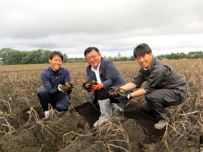 カルビー、北海道・十勝の畑で「じゃがいも収穫式」 生産者に光明 21年の干ばつと22年の長雨の苦節を乗り越え「久々の豊作」