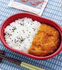 ローソンストア100「だけ弁当」第9弾はメンチカツ　特大サイズのメンチカツを半分にカットしソースを別添