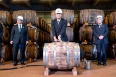 御殿場産大麦のウイスキー 製造開始でセレモニー キリンディスティラリー