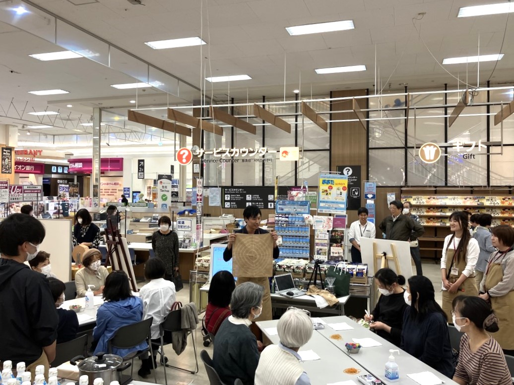 群馬県太田市発・AGF考案の店頭活動が好評　 来店客に環境啓発と癒し　アップサイクルのコーヒー染め体験は九州・東海にも波及