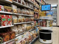大手コンビニ初　ファミリーマートが清掃ロボットを300店舗へ順次導入　小型モニター備え商品告知などの機能も搭載