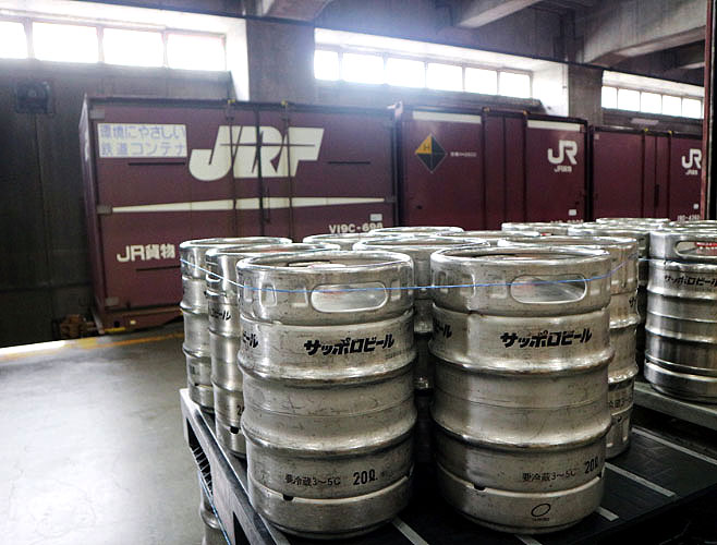 ビール輸送の一部を鉄道に 負荷軽減へ梱包自動化も サッポロビール
