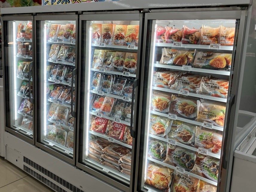 セブン⁻イレブン、狭小店舗の中央に新・冷凍什器導入 15年間で約20倍伸長する冷凍食品の品揃えを拡充