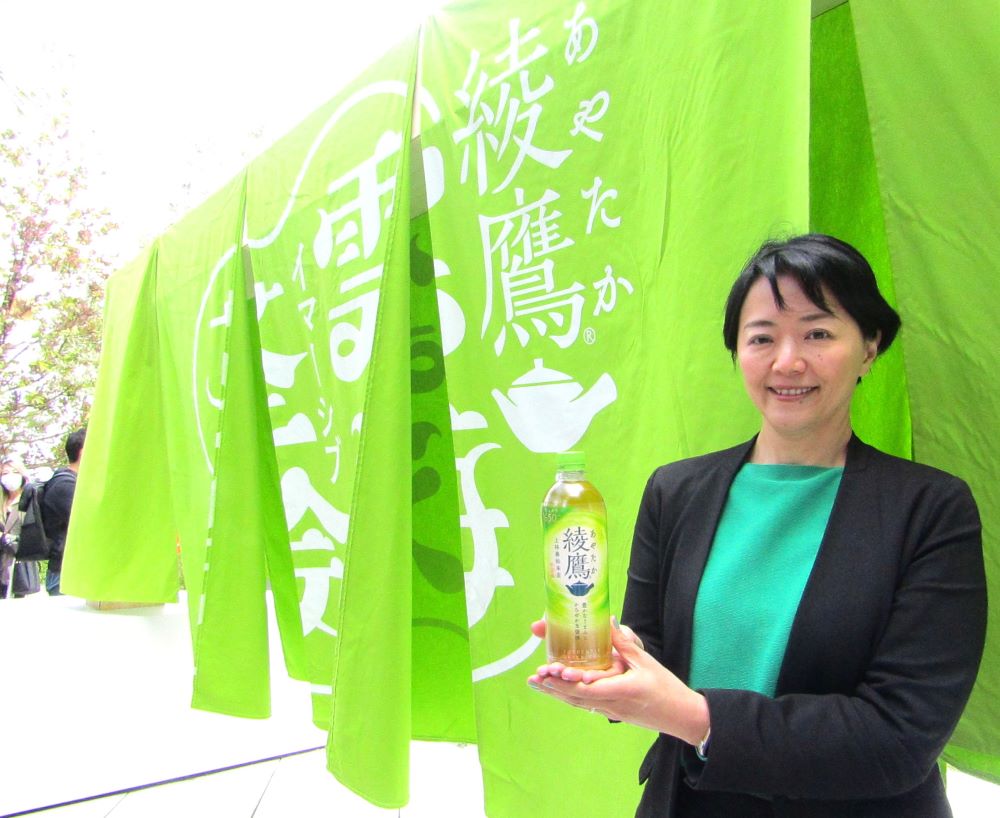 緑茶飲料「綾鷹」好発進 650mlPETは「予想以上に物凄く大好評」 宇多田ヒカルさんCM効果で20-30代中心にトライアル獲得