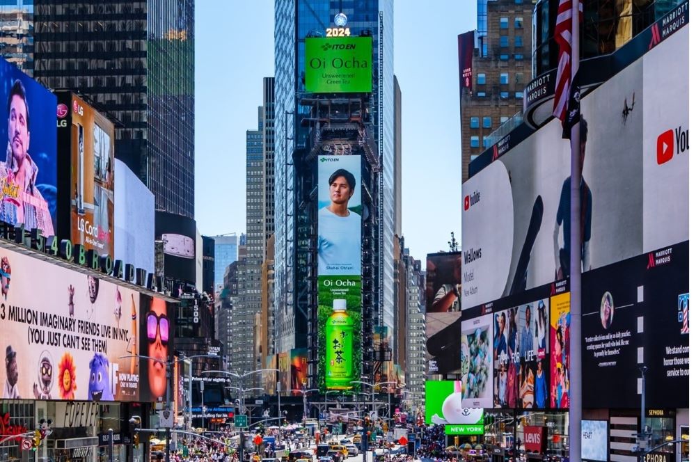 タイムズスクエアに大谷翔平選手の「お～いお茶」　伊藤園が国内外85カ所以上に巨大屋外広告を掲出