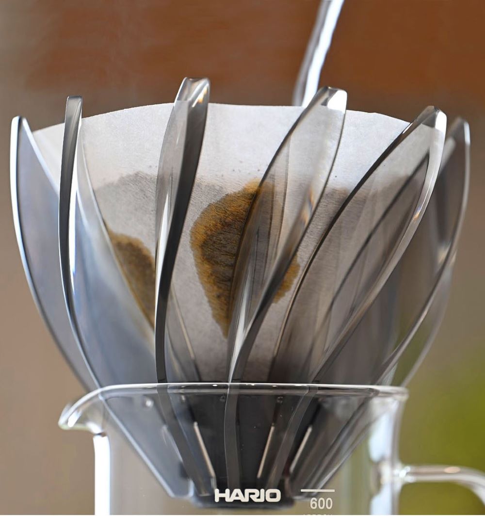 「ドリッパーのリブとリブの間の壁は必ず必要か?」の新発想で誕生したHARIOの睡蓮の花のような組立式コーヒードリッパー