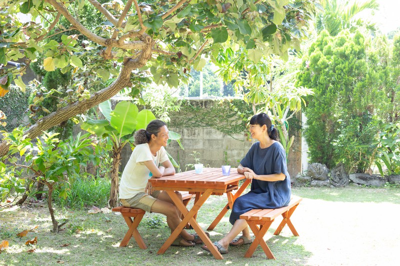 沖縄移住20年の夫婦が語る小さな島での暮らし。「働き方の変化で移住はしやすくなったが、“地域に入れてもらっている”感覚を忘れずにいたい」