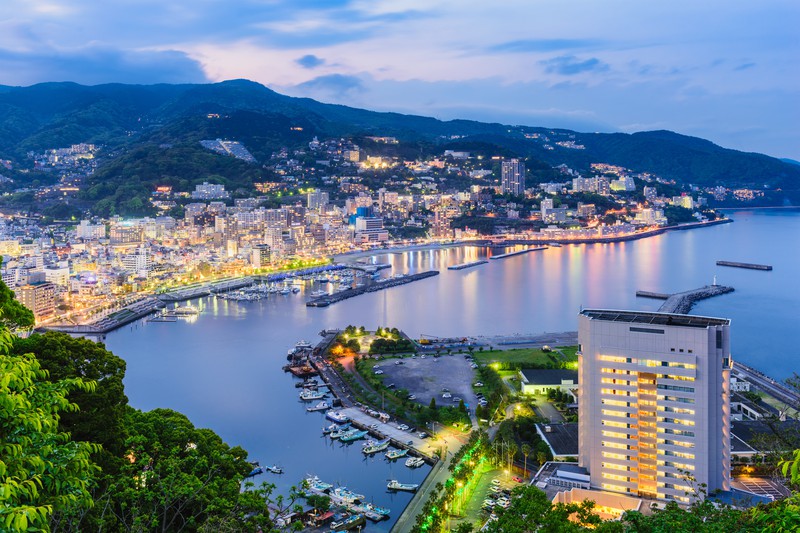 熱海、箱根、河口湖…水面下で進む中国資本による日本の高級旅館買収。「腕のいい板前も高い給料で引き抜かれている」