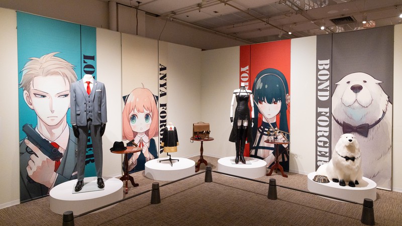 潜入レポート》「SPY×FAMILY」初の展覧会が開催中。フォージャー家の